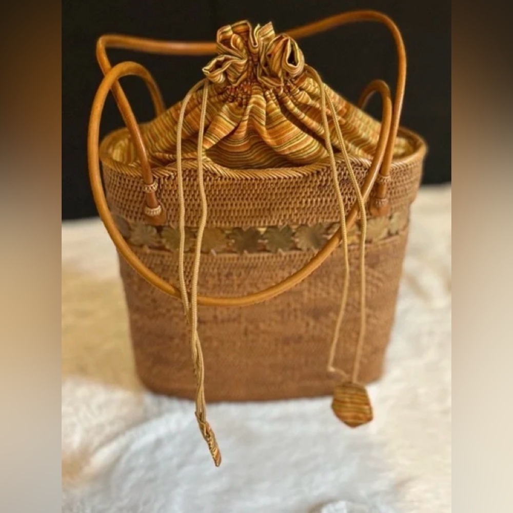Handmade Bali-style Rattan Tote Bag with Drawstring Lining - Picture 4 of 9